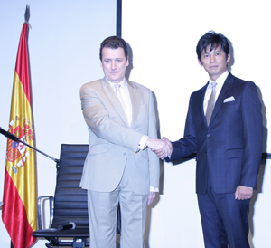 ミゲル・アンヘル・ナバーロ・ポルテラ駐日スペイン大使と俳優の織田裕二