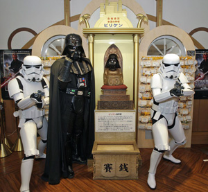 『STAR WARS』シリーズのキャラクターが大阪・通天閣に