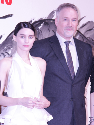 オスカー候補女優ルーニー・マーラが、奇才フィンチャー監督にかわゆく猫パンチ!