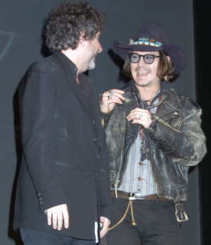 笑顔のジョニー・デップ、ティム・バートン監督と