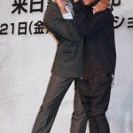 ウィル・スミスとジェイデン・スミスの全身写真、映画『アフター・アース』来日記者会見にて