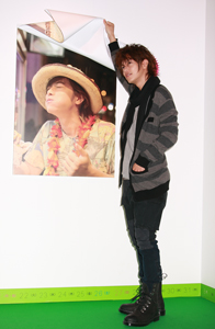 佐藤健、展示中のカレンダーをめくる！