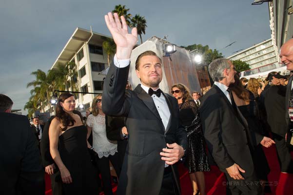 手を振るレオナルド・ディカプリオ【第７１回ゴールデングローブ賞】