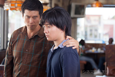 左からいとこのセバスチャンと主人公のナオト（濱田岳）、映画『サケボム』