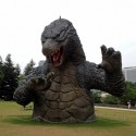 正面からみた六本木ゴジラ（GODZILLA）