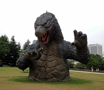 正面からみた六本木ゴジラ（GODZILLA）