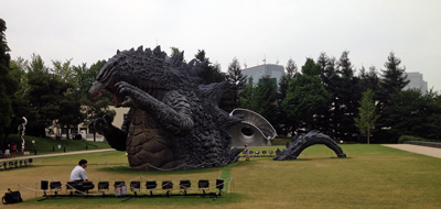 六本木ヒルズ脇の広場にゴジラ（GODZILLA）像はあります【期間限定】