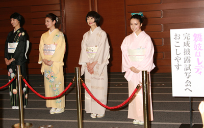 周防監督『舞妓はレディ』の現場で「可愛い」発言に罰金令