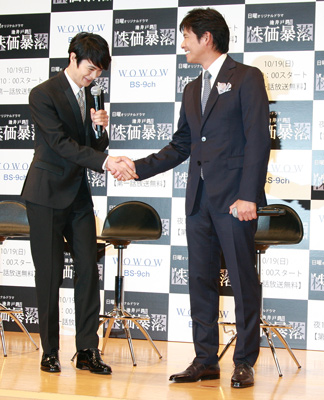 織田裕二と瀬戸康史、握手