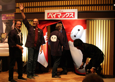 特製ベイマックスはっぴ姿のご一行、映画『ベイマックス』来日会見にて