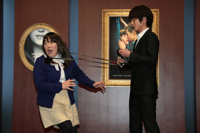 映画『フィフティ・シェイズ・オブ・グレイ』のコラボポスターに参加している俳優の溝端淳平と芸人の黒沢かずこがお披露目イベントに出席