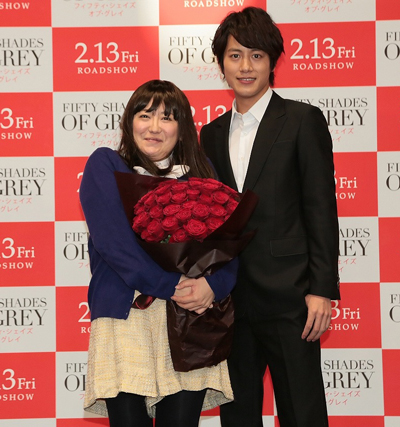 溝端淳平と花束を手に満面の笑みの黒沢かずこ