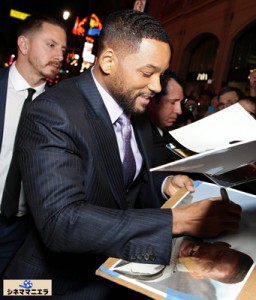 ウィル・スミス『フォーカス』プレミアでサインに応じる