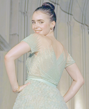 振り向くリリー・コリンズ、初来日