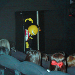 映画『暗殺教室』の殺せんせーが入場