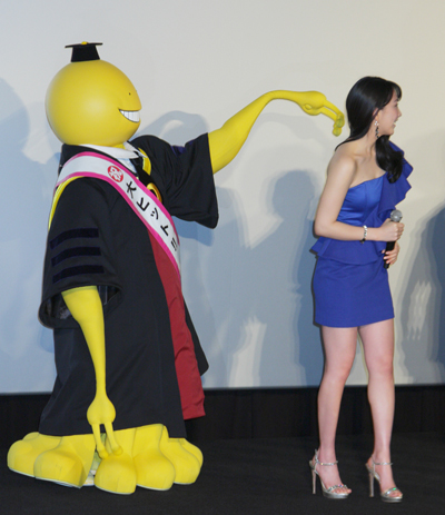 ビッチ先生(知英)に触れる殺せんせー