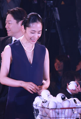 深津絵里、ミギーボールににっこり