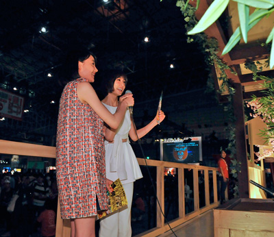 トリンドル玲奈×篠田麻里子が笑顔でニコニコ神社参拝