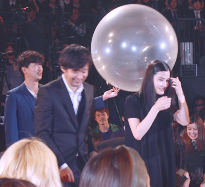 新井浩文、手乗りミギー風船