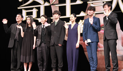 手を振る映画『寄生獣 完結編』ご一行