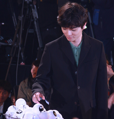 染谷将太、ミギーボールに微笑む