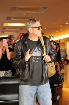 ファンに手を振る俳優のジョージ・クルーニー