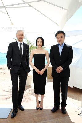 浅野忠信、深津絵里、黒沢清監督（全身）