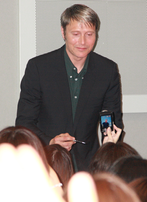 マッツ・ミケルセン、サインの求めに応じる