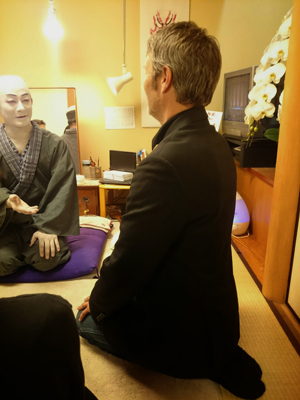 正座姿のマッツ・ミケルセン