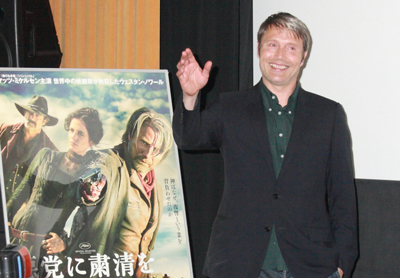 マッツ・ミケルセンの一挙手一投足に歓声が響く