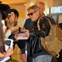 ジョージ・クルーニー、羽田空港でサインの求めに応じる