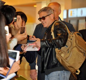 ジョージ・クルーニー、羽田空港でサインの求めに応じる