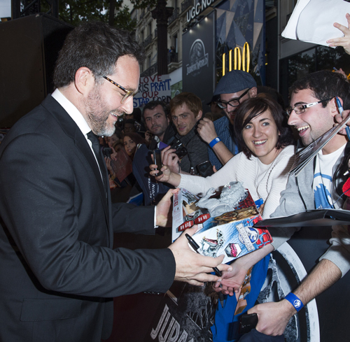 コリン・トレボロウ監督、パリジェンヌにサインする