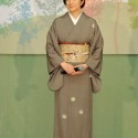 女優の鈴木京香は桐柄の着物姿