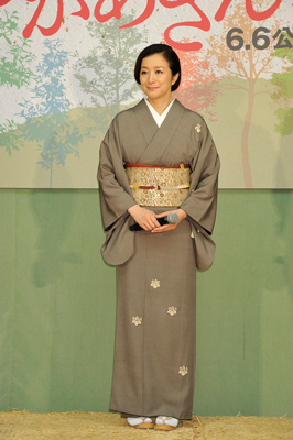 女優の鈴木京香は桐柄の着物姿