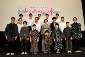 母・鈴木京香を囲む１４名の息子たち