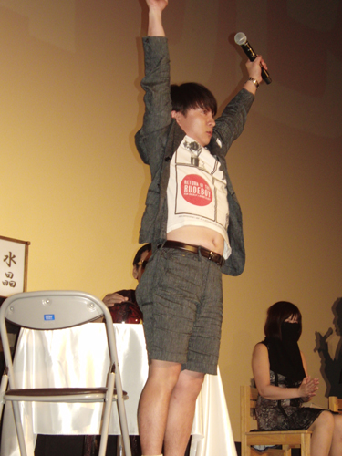 濱田岳、右脳矯正後にガッツポーズ