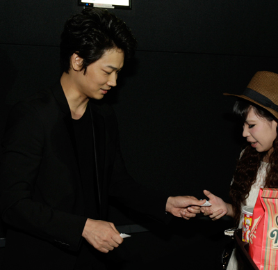 映画館のチケットもぎりをする綾野剛