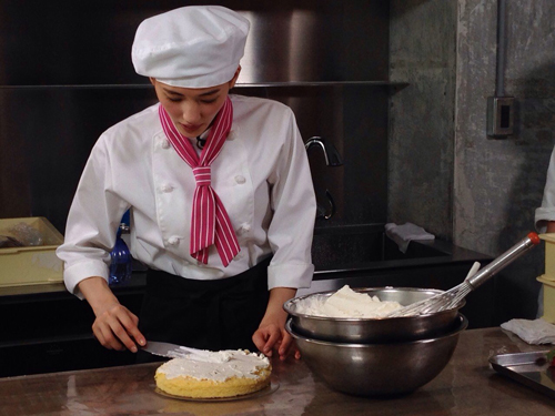 綾瀬はるか、スポンジに生クリームをぬる