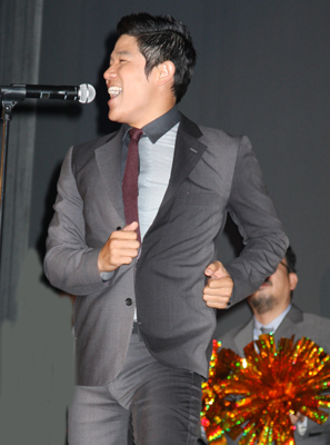 シンガーソングダンサーの鈴木亮平