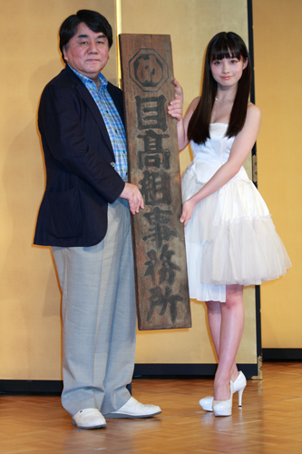 橋本環奈、目高組の看板を赤川先生から手渡される