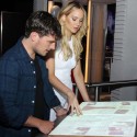 ジョシュ、ジェニファーが「ハンガー・ゲーム展」内覧中
