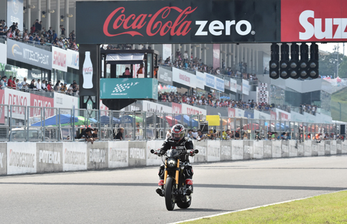 歓喜の声で迎えられたキアヌ・リーヴス