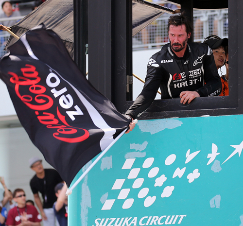 スターティングフラッグを手にしフラッグマンをつとめたキアヌ・リーヴス