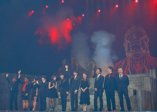 拳を突き上げる長谷川博己の姿も