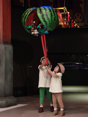 久寿玉を割るグリーンダカラちゃん（しずくちゃん）とムギちゃん（なぎさちゃん）