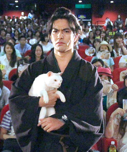 北村一輝、猫侍の姿で、台湾の白猫シャドウちゃん（メス、５歳）と