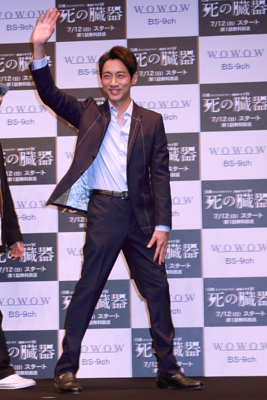 手を振る小泉孝太郎、WOWOWドラマ「死の臓器」完成披露試写会