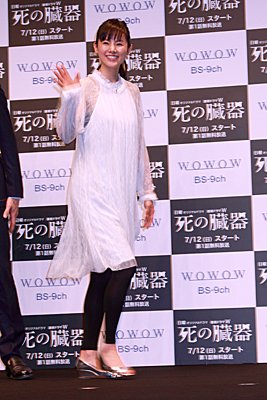 手を振る小西真奈美、WOWOWドラマ「死の臓器」完成披露試写会