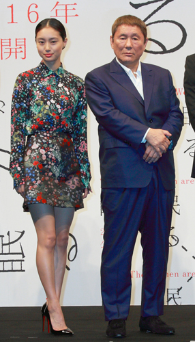 忽那汐里（美樹役）とビートたけし（佐原役）